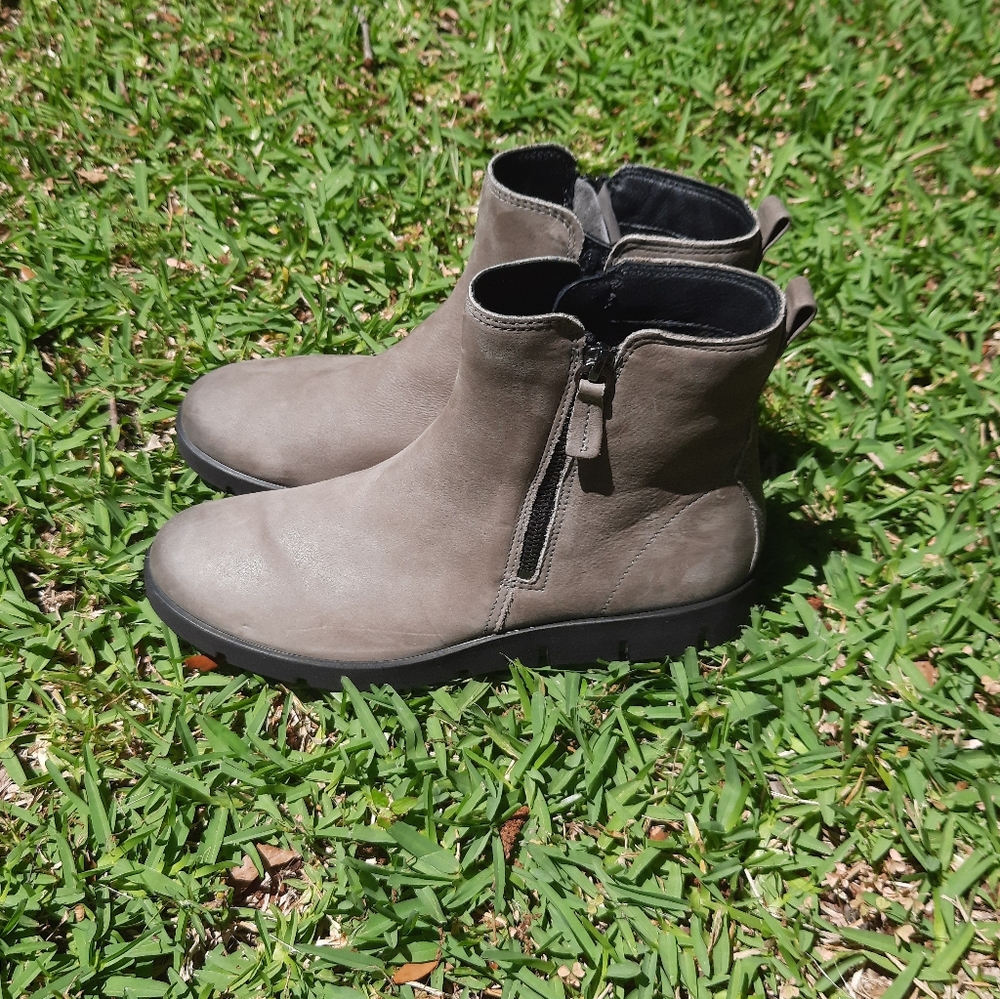 Ecco Bella zip ankle bootie. Size 39 euro